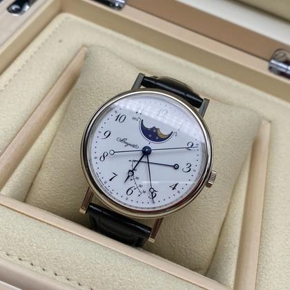 Breguet Classique Phase de Lune - Vue de profil
