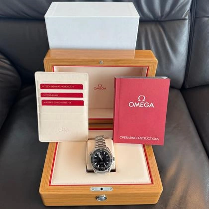 Omega Seamaster Planet Ocean 600M - Vue de profil